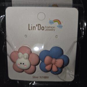 Lin'Do Earrings 'Flowers with bunny and blue bow'